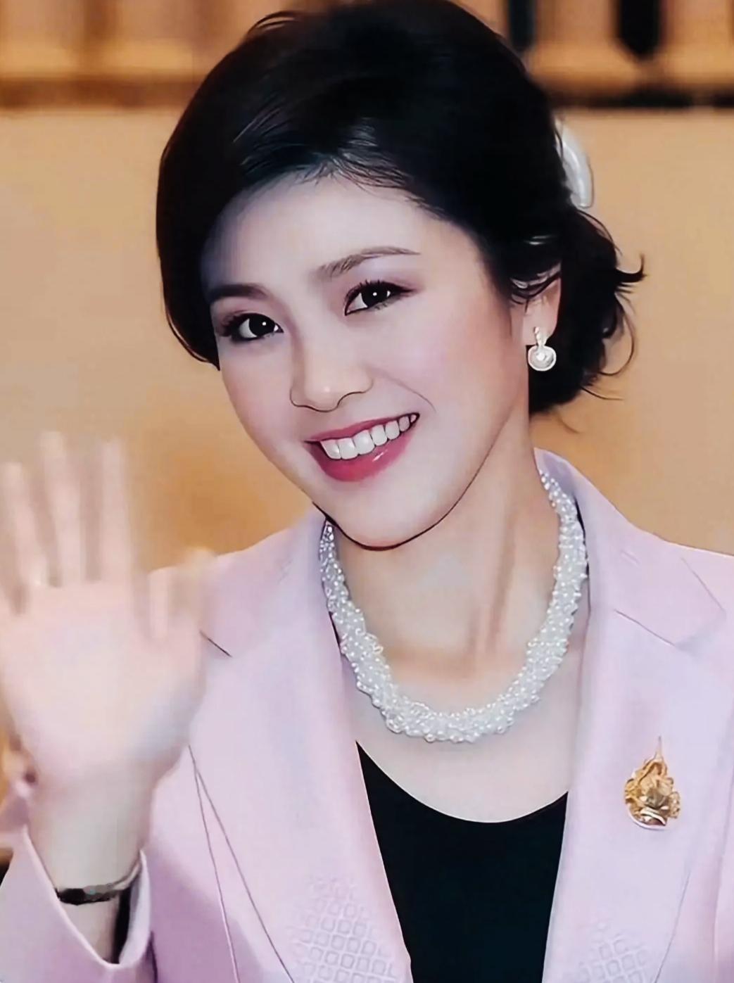 英拉之美，在于漂亮颜值和高贵气质的完美融合！
在于自然随性，美丽大方！
谦逊内敛