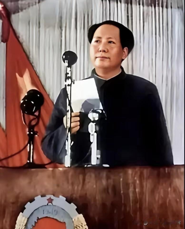 1949年9月，毛主席在全国政协第一届会议上致开幕词。
