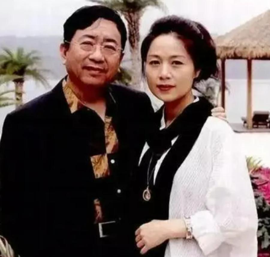 1992年，余秋雨二婚娶了小16岁的女明星马兰。新婚当夜，余秋雨向妻子提出了一个