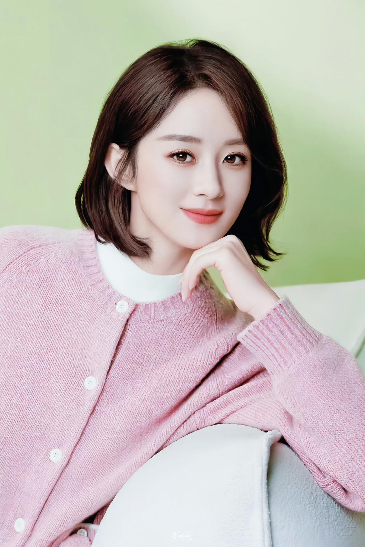 赵丽颖这套粉色look也太有春日氛围感了吧🥰温婉可人

软糯的粉色针织开衫，搭