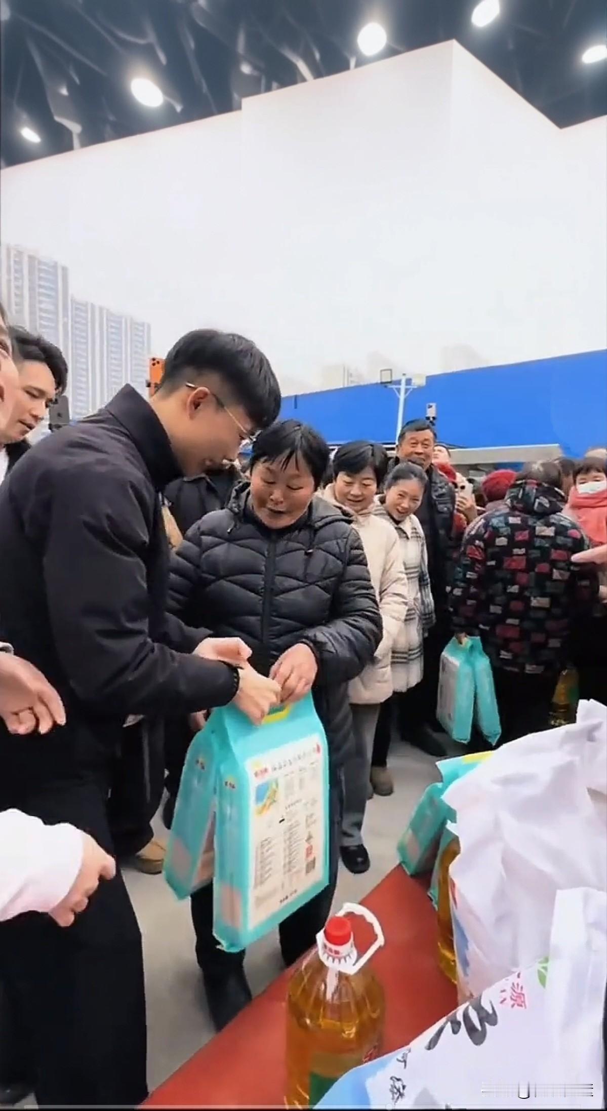 千万网红郭有才老师太有大爱了，
出名后不忘乡亲们，
自掏腰包为乡亲们购置年货，回