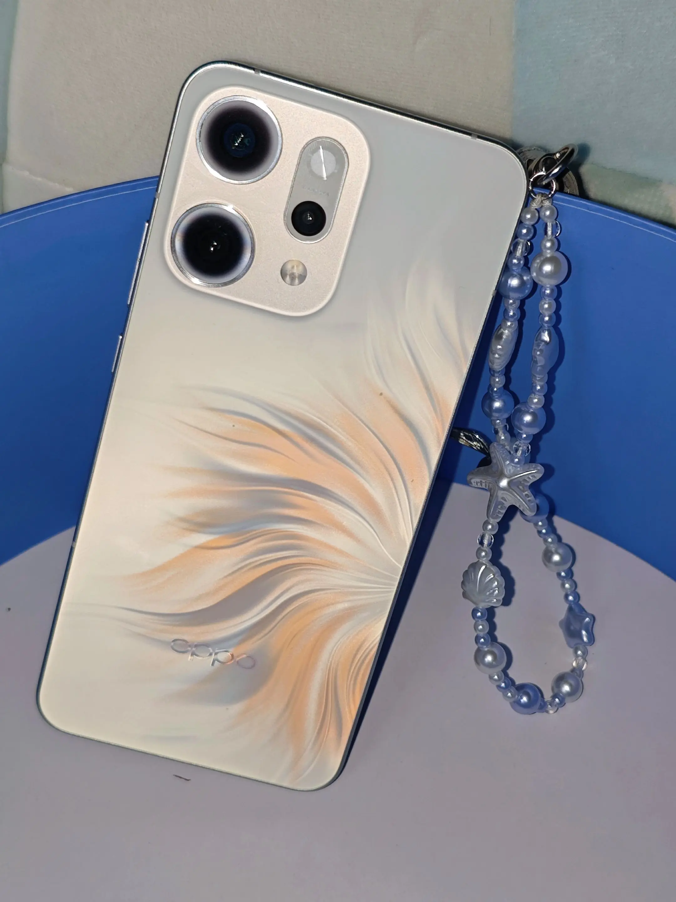 拿到OPPO Reno14一段时间了，来分享下体验。外观上，人鱼姬配色...