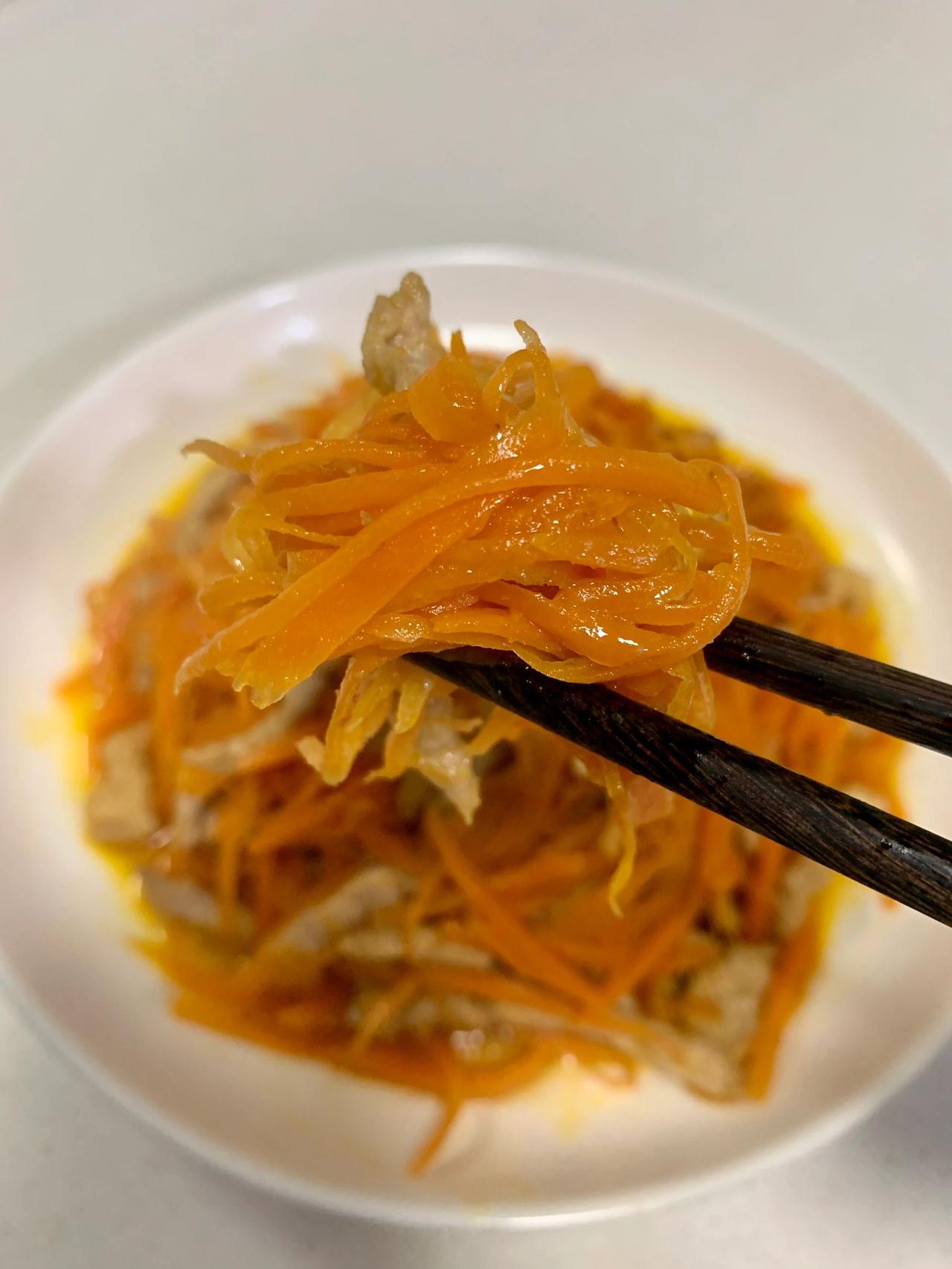 胡萝卜肉丝，营养丰富，被忽略的菜菜
胡萝卜你是不是老是炖着吃，我昨天出小区时，保
