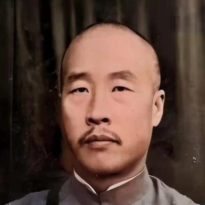 1938年1月24日，韩复榘在关押的小楼被特务枪杀。蒋介石训斥戴笠：“怎么向头部