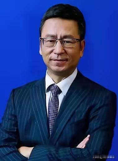 白岩松现在，大概早料到那掌声里掺着几分无奈。

他怎么也不会想到，

郑大那句别