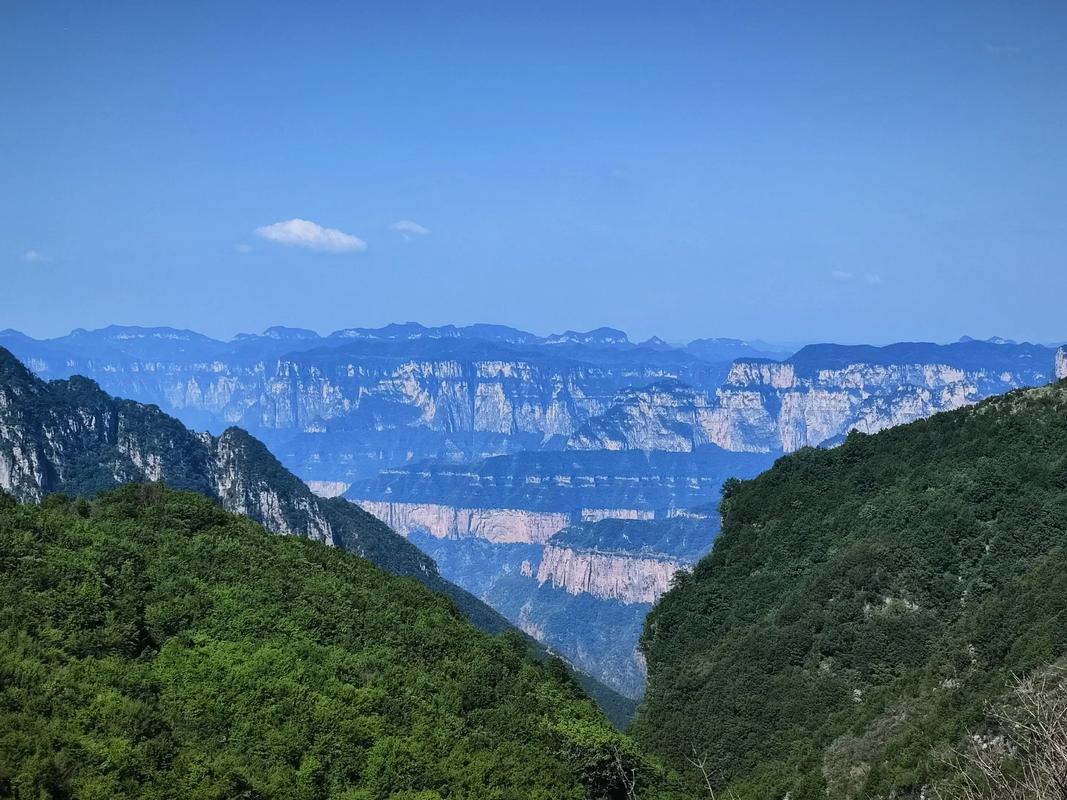 天灾.有感
7/9/五/廿五/多云转雷雨/早安
南北太行一道山，
两个沟壑中间断