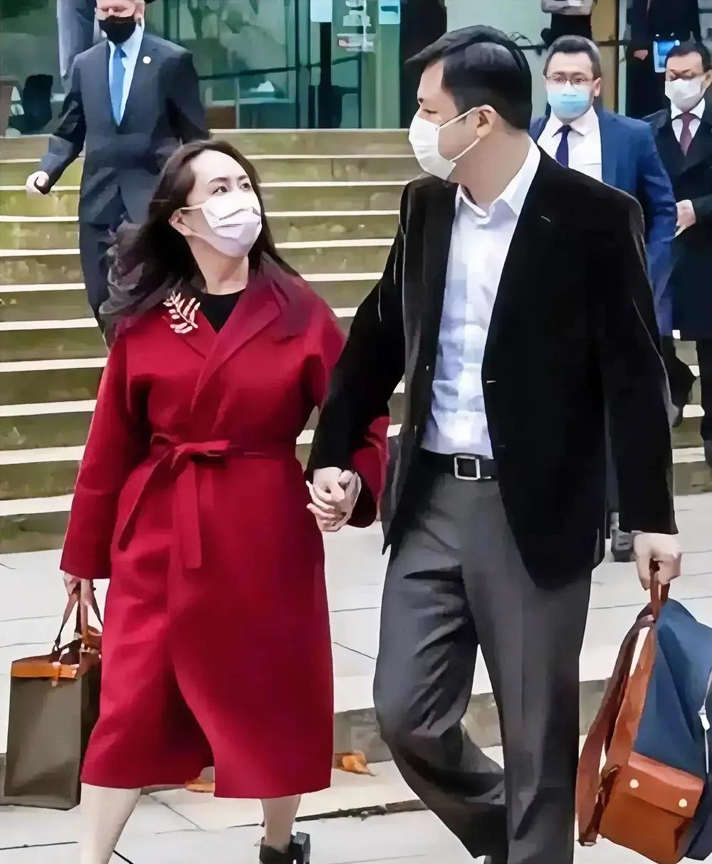 这对望的双眼，紧握的双手 ，展现出了孟晚舟和她丈夫之间深厚的情感和默契。孟晚舟对