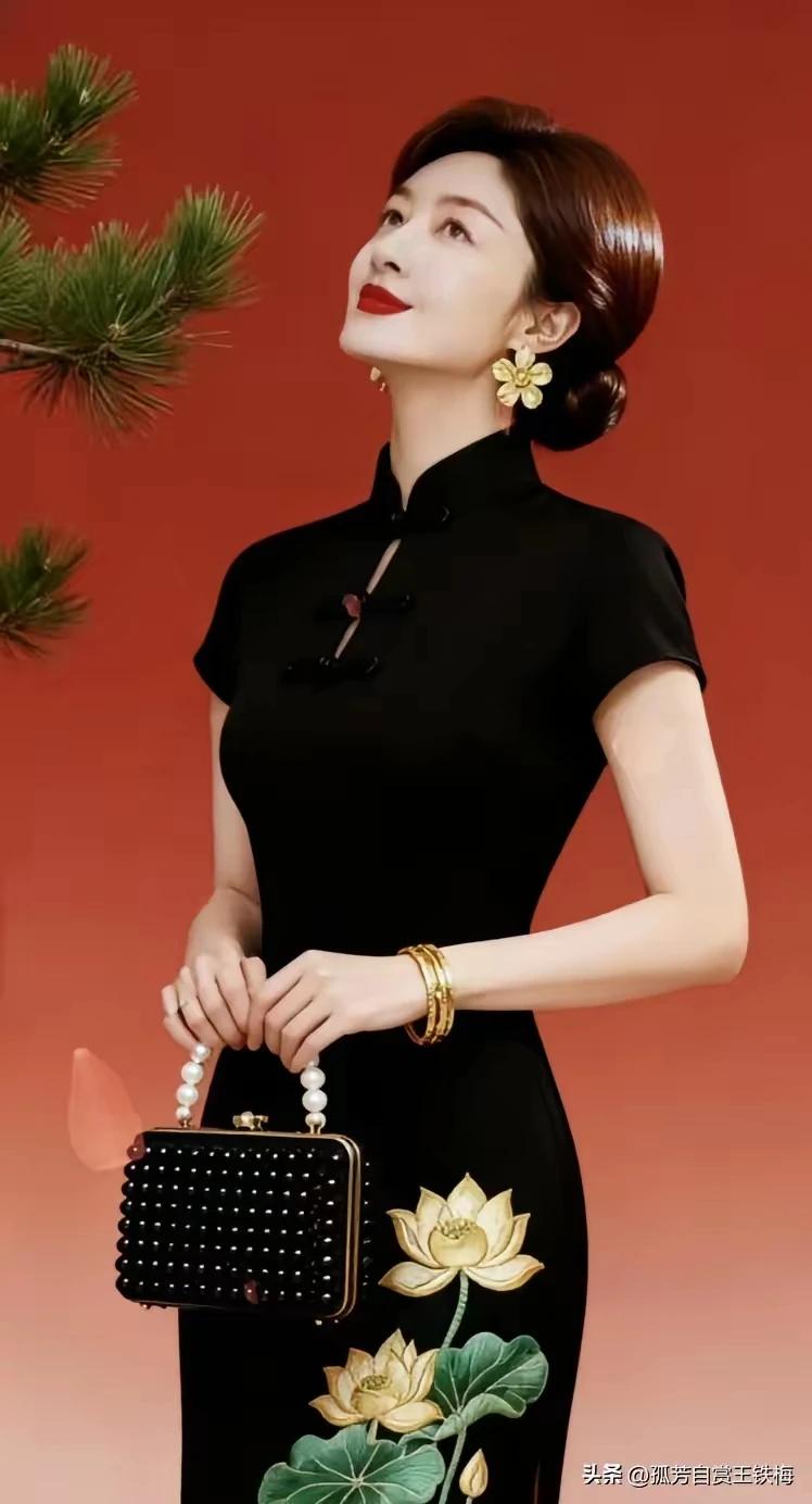 东方美女
东方佳丽韵悠长，
黑袂露肩雅态彰。
典雅风姿添魅力，
韶华灼灼神飞扬。