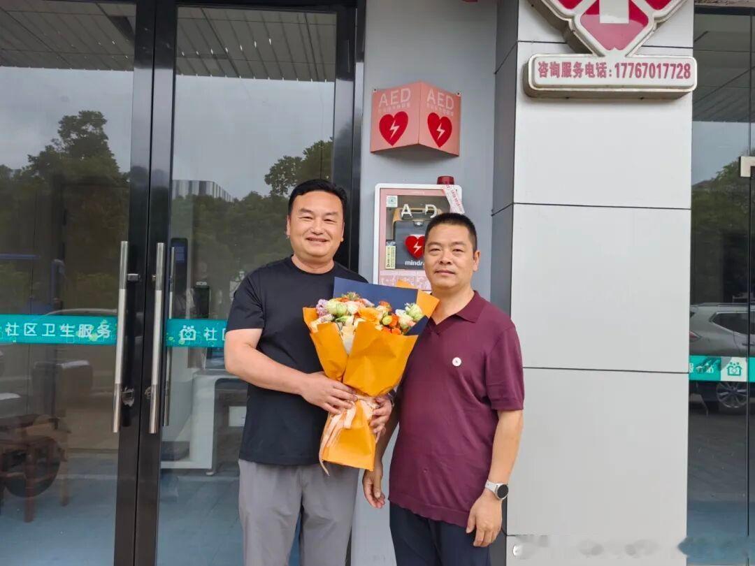 红十字救护员借助aed创造生命奇迹不幸中的万幸遇到了遇到了专业的急救天使！把人从
