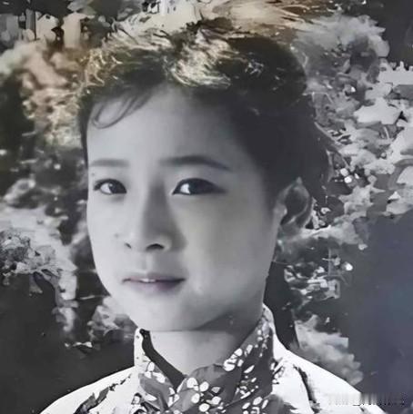 🎬 一张黑白老照片，相信您一定认识这个小姑娘。
童年的她就是那么乖巧可爱，眼神