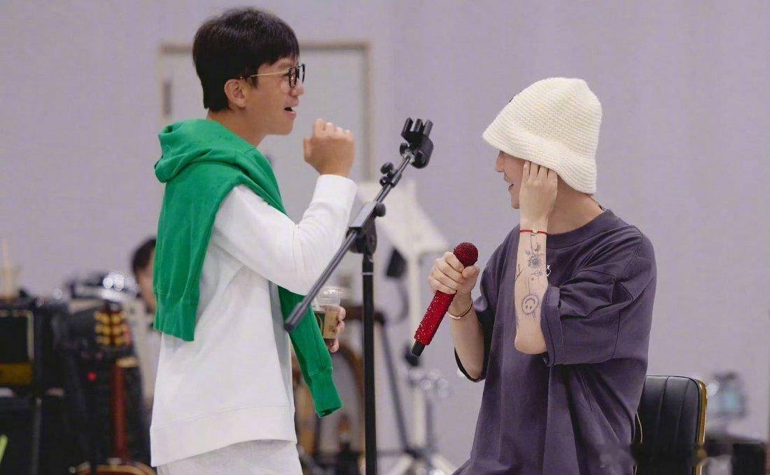 邓超探班鹿晗音乐节邓超特意前来探班鹿晗音乐节，多年情谊不用多说，他们俩这份友谊真