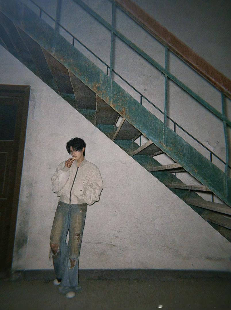 朱志鑫结束彩排就来找粉丝了朱志鑫说热的想去游泳 朱志鑫彩排一结束就来赴约！被澳门