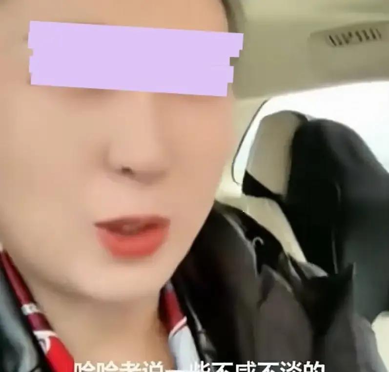 闫学晶在镜头前说几个月没戏拍，钱包瘪得慌，我听完直接皱眉。
春晚常客、刘老根里的