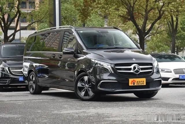 奔驰 V260 和 E300 谁更大气，得看场景和个人喜好。
奔驰 V260 是