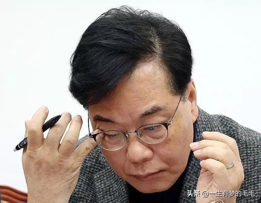 3月2日，韩国国民力量党院内代表宋彦锡严厉斥责共同民主党搞地域分化政治，当场呼吁