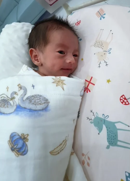 生了个女儿6.8斤！可以暂停一下恭喜我嘛😊