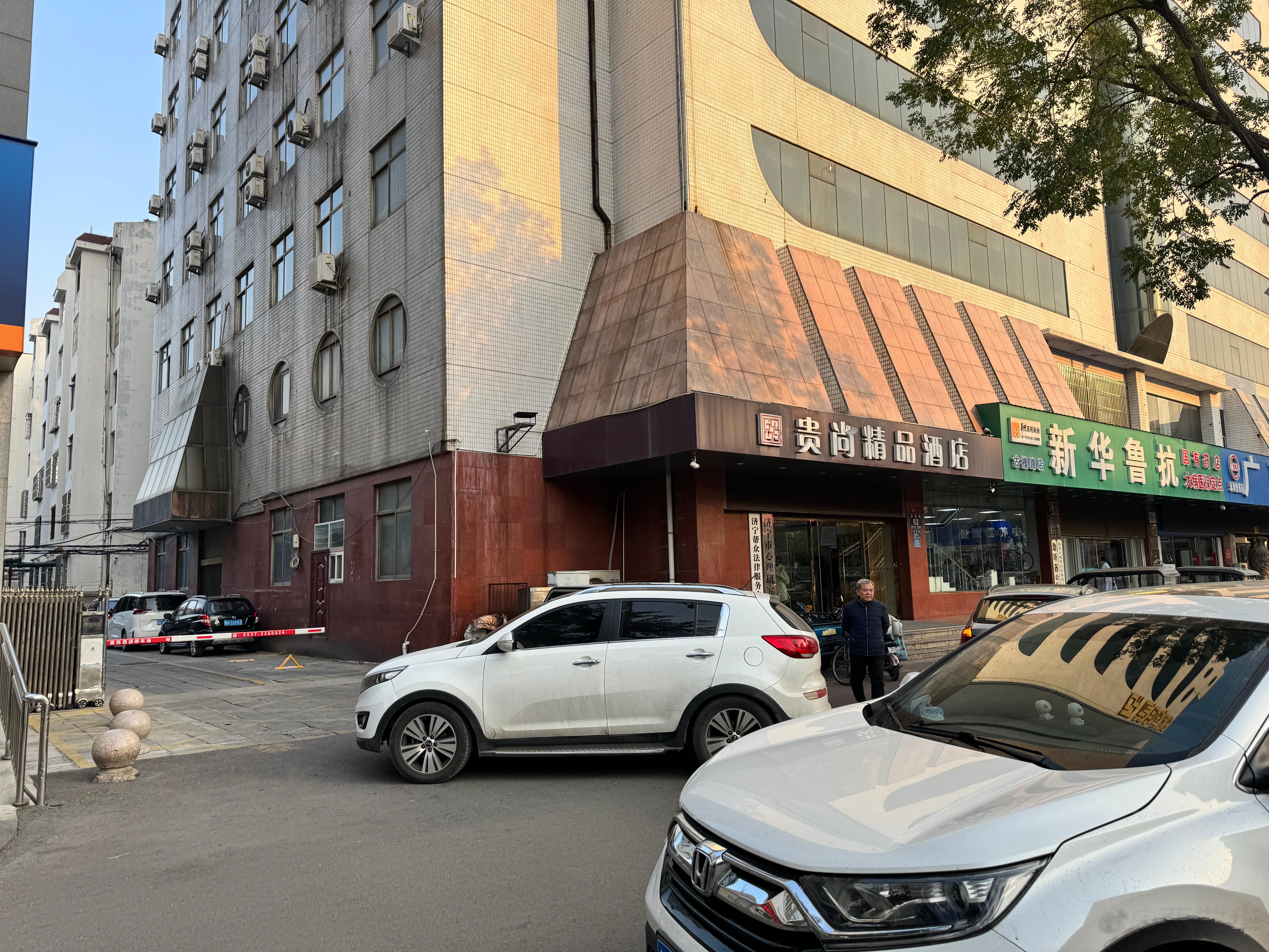 刚才在路边等车，发现一辆车没找到车位，直接停到某银行的门口了，把大半个门堵死了。