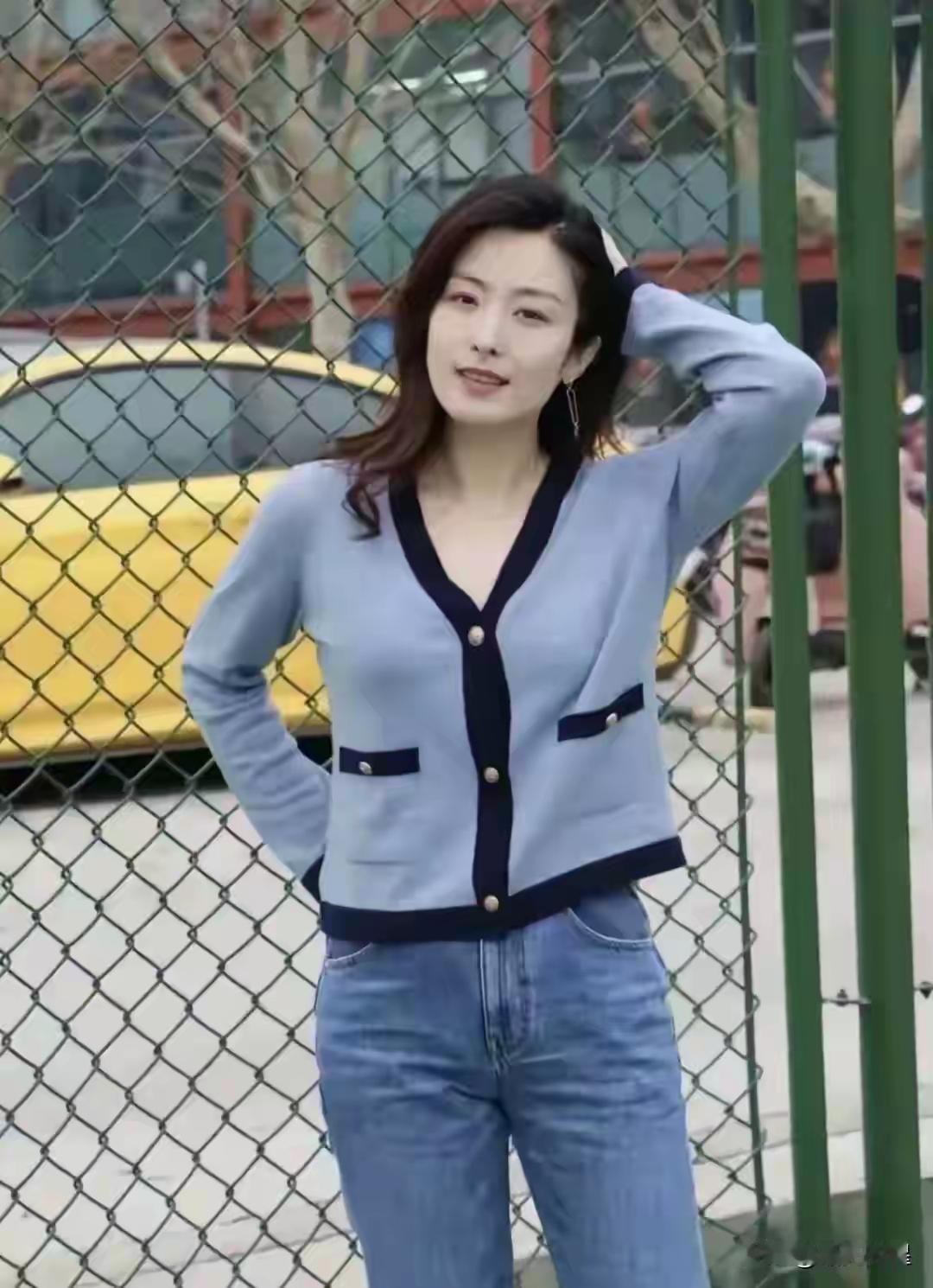 徐百卉身材姣好，衣着简单，颜值虽算不上顶流，但非常地耐看舒服！得体大方，经常是笑