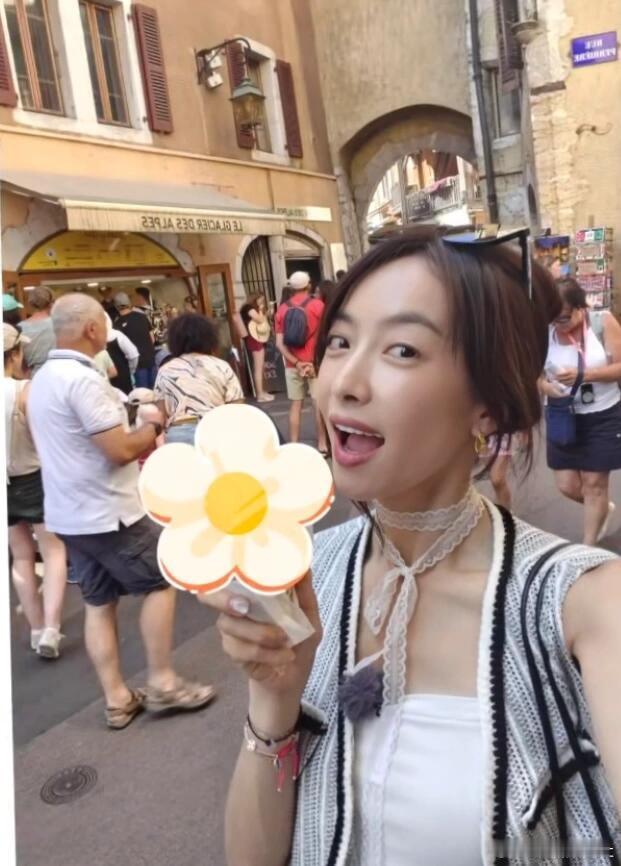 宋茜录制花少时去吃了全法国排名第九的冰淇淋，结果被节目组打码了，这是怕暴露时间线
