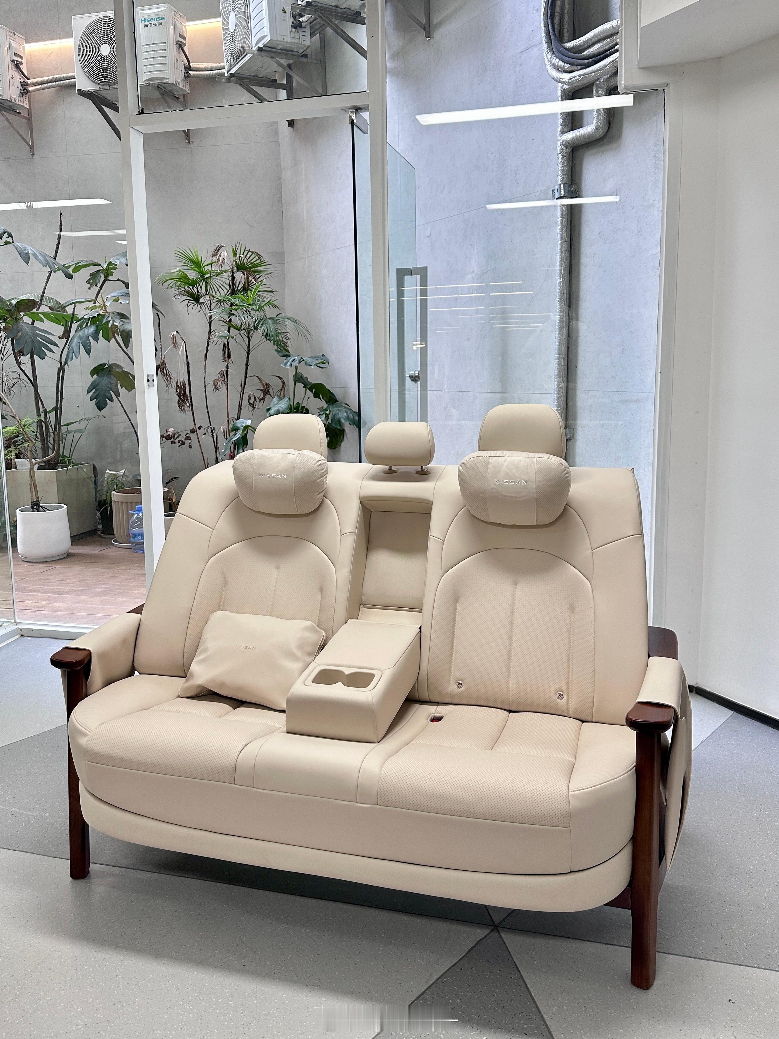 “百万级“后排大沙发俺也有东风日产把车上那套「零压云毯座椅」搬出来打造成了大沙发