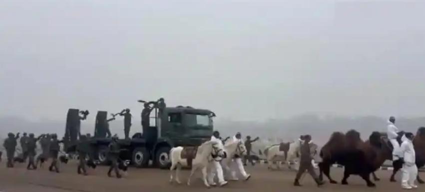 还是印度太会玩！一提到阅兵，大家想到的都是坦克战机这类硬核装备，但2026年印度