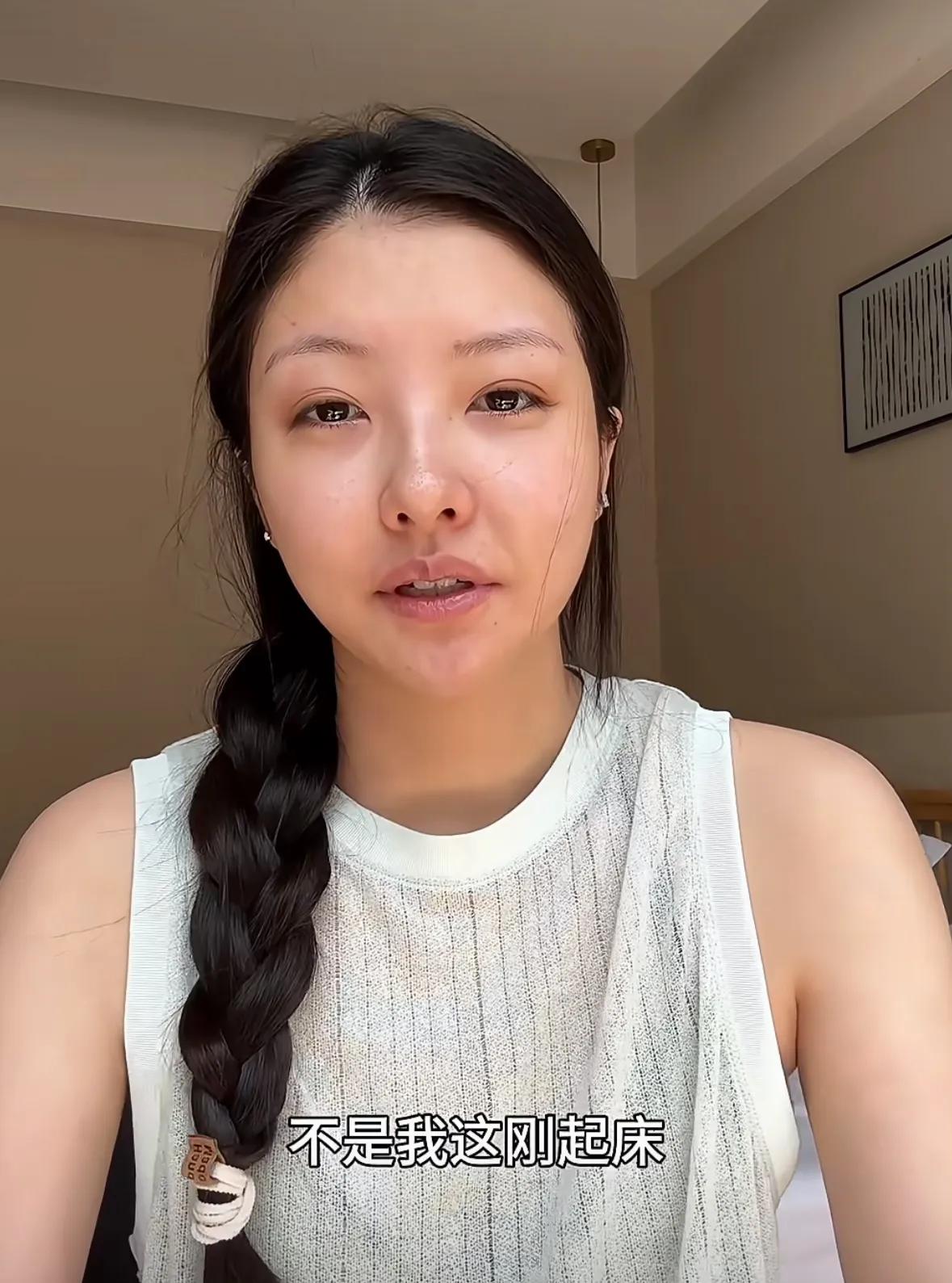 豆得自曝疲惫素颜，称自己本来就睡醒容易浮肿，在高原上更甚。
在豆得放出的视频中，