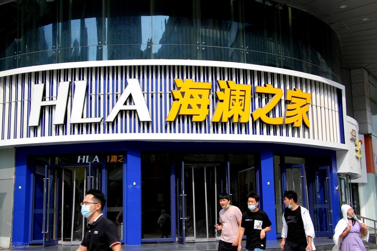 国民男装海澜之家翻车，中标军单拒签被拉黑，企业个人均追责。

在服装行业里，海澜