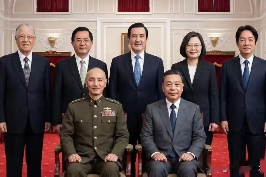下面照片这七个人才是真正最大的“台独”，前排是两蒋，现在🈶两个人正在狗咬狗，互