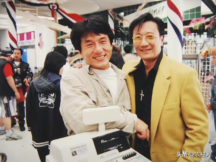 成龙刚入行做武行时，谢贤已经是当红明星。两人多次在行业活动、片场碰面，私交深厚。