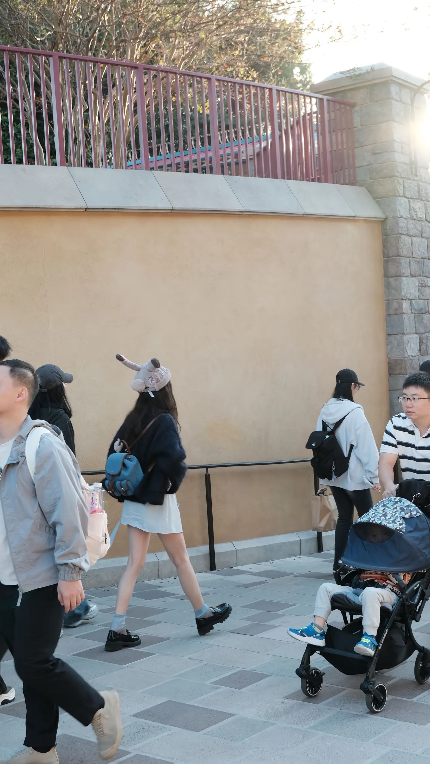 吴宣仪wxy网友香港迪士尼偶遇吴宣仪 这组偶遇吴选图也是好好看诶