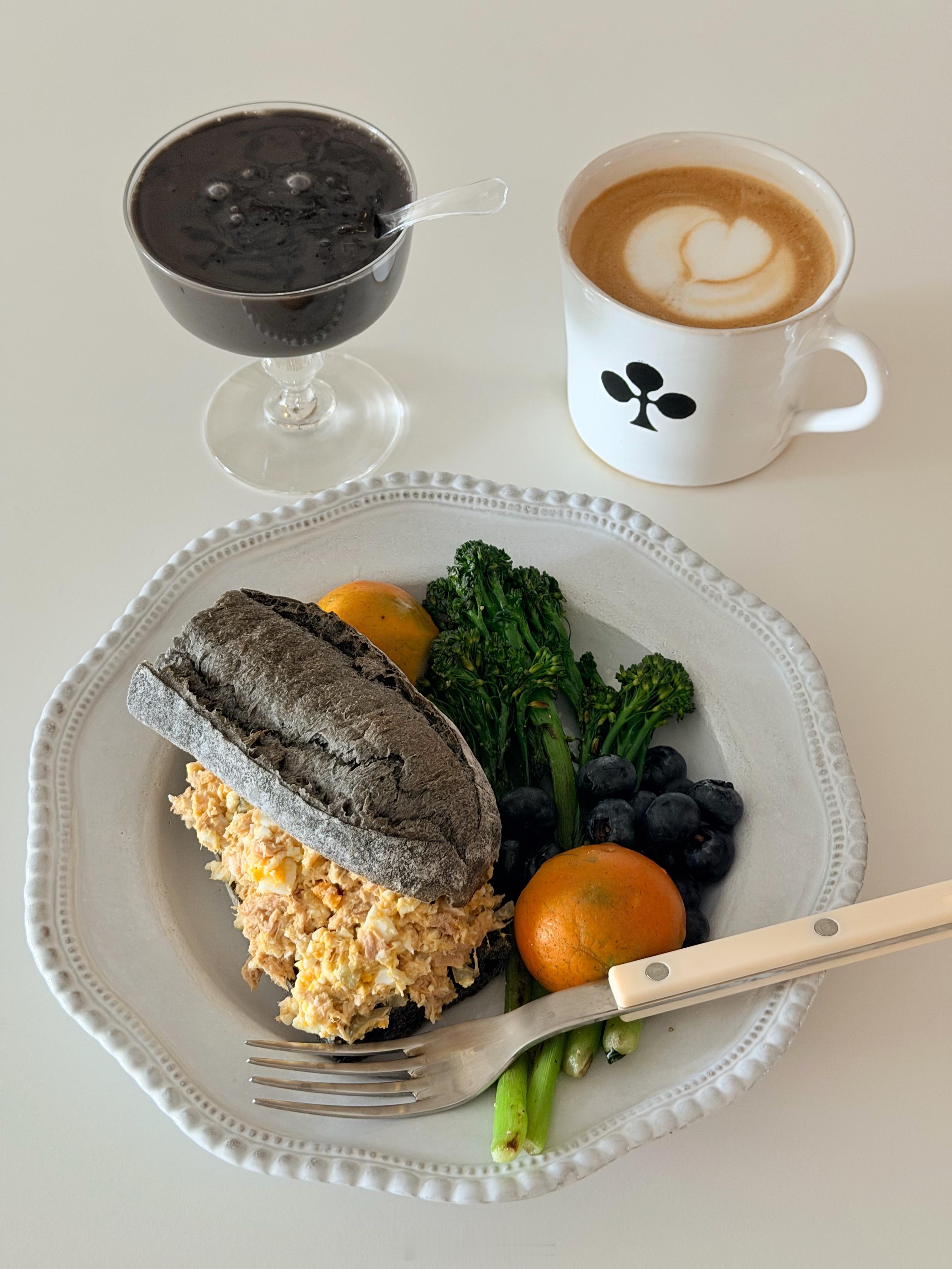 最近频繁翻牌黑芝麻，金枪鱼鸡蛋沙拉黑芝麻法棍三明治很是满意🐟Lilbee的Di