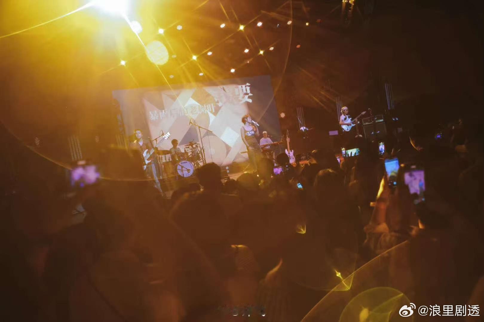 余秀华说要去许飞演唱会 余秀华微博一出，乐坛和诗坛都炸了！她要去许飞演唱会，还将