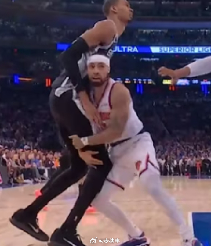 物理意义上的“抱大腿”，今天怕是谁也别说谁了。马刺vs尼克斯NBA总决赛NBA