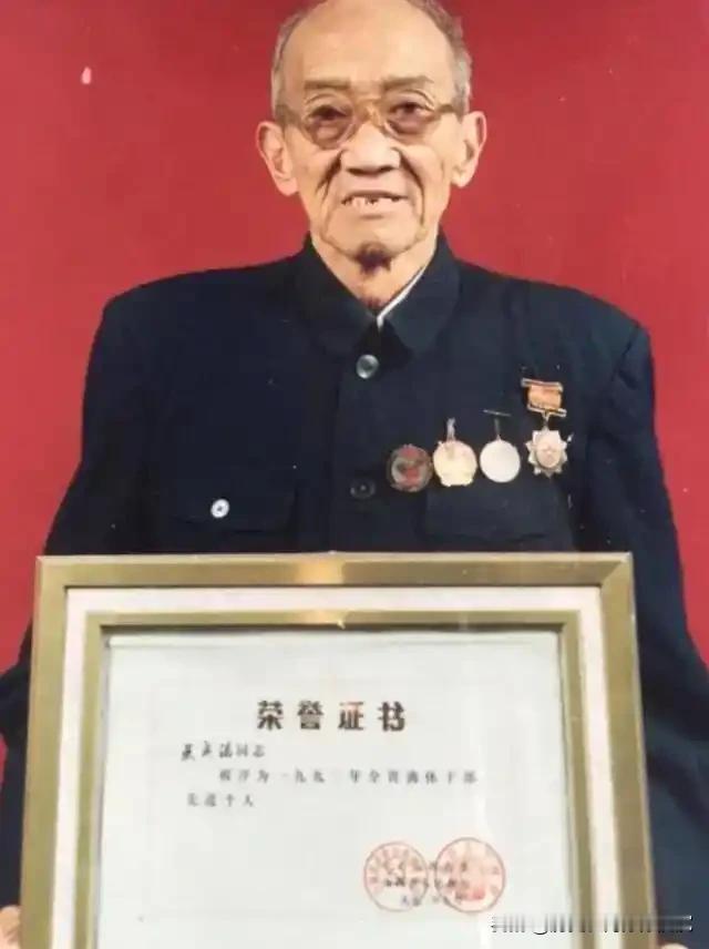 志愿军被俘的最高将领吴成德，回国后被开除党籍和军籍，生活陷入困境，1996年，吴