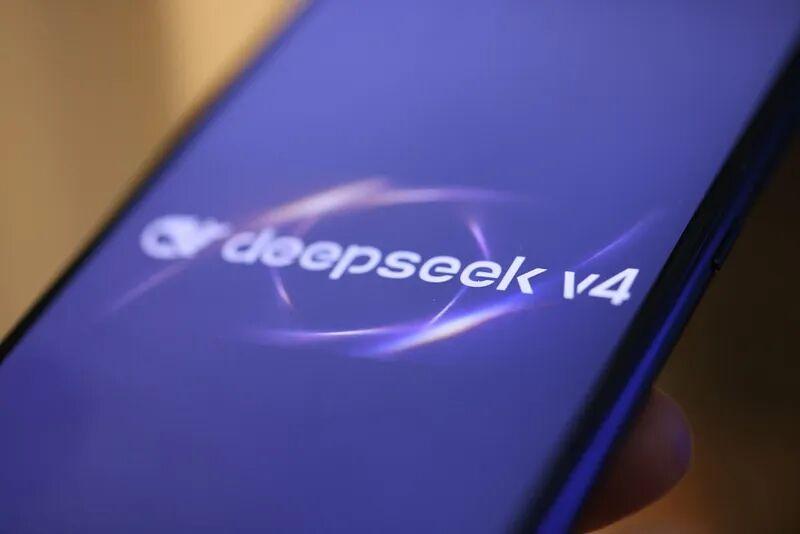 摆脱海外依赖，国产AI 终于掌控主动权！4 月 24 日，DeepSeek-V4
