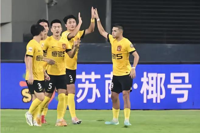 广州队目前主力球员工资月薪普遍在一万五左右，替补球员在八千左右，而且他们没有任何