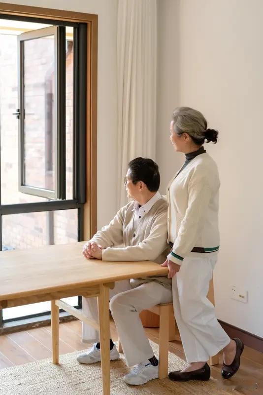 首先，身体是根本，千万别大意。
年纪大了，小病小痛别硬扛，定期体检不能少，按时吃