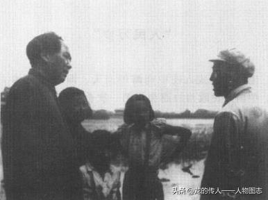 1949年，毛泽东与卫士在中南海