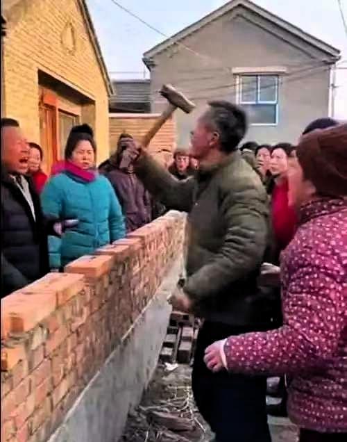“欺负人欺负到家了！”湖北襄阳，6旬老汉将自家的一块宅基地卖给了一男子，并以26