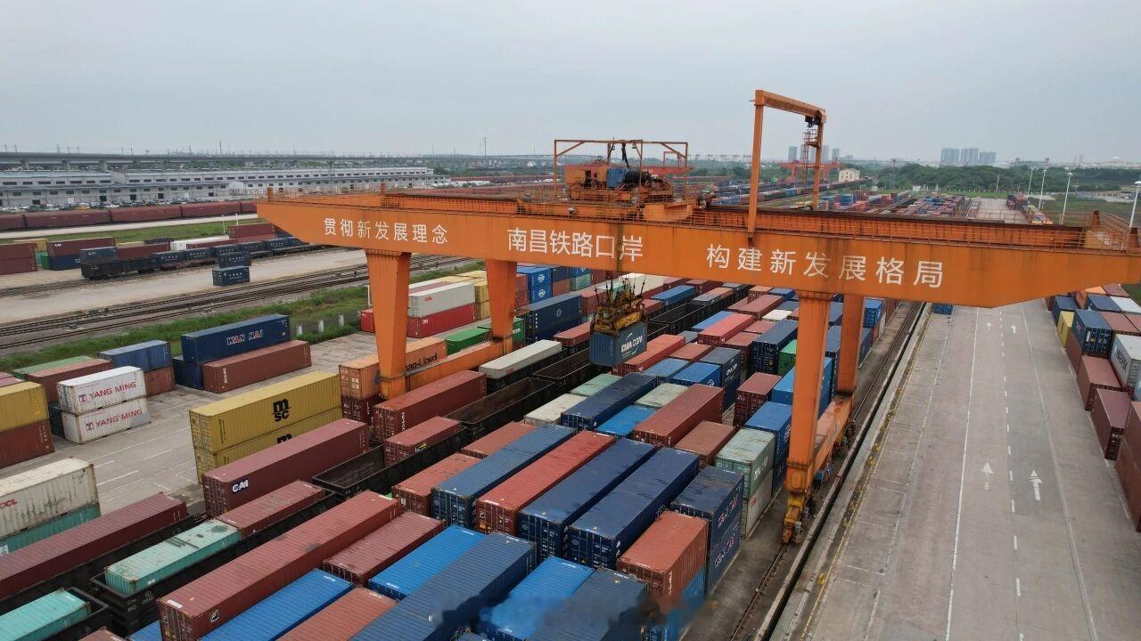 国铁头条【“赣”得漂亮！“江西造”搭班列去俄罗斯“串门”】5月2日伴随汽笛长鸣声