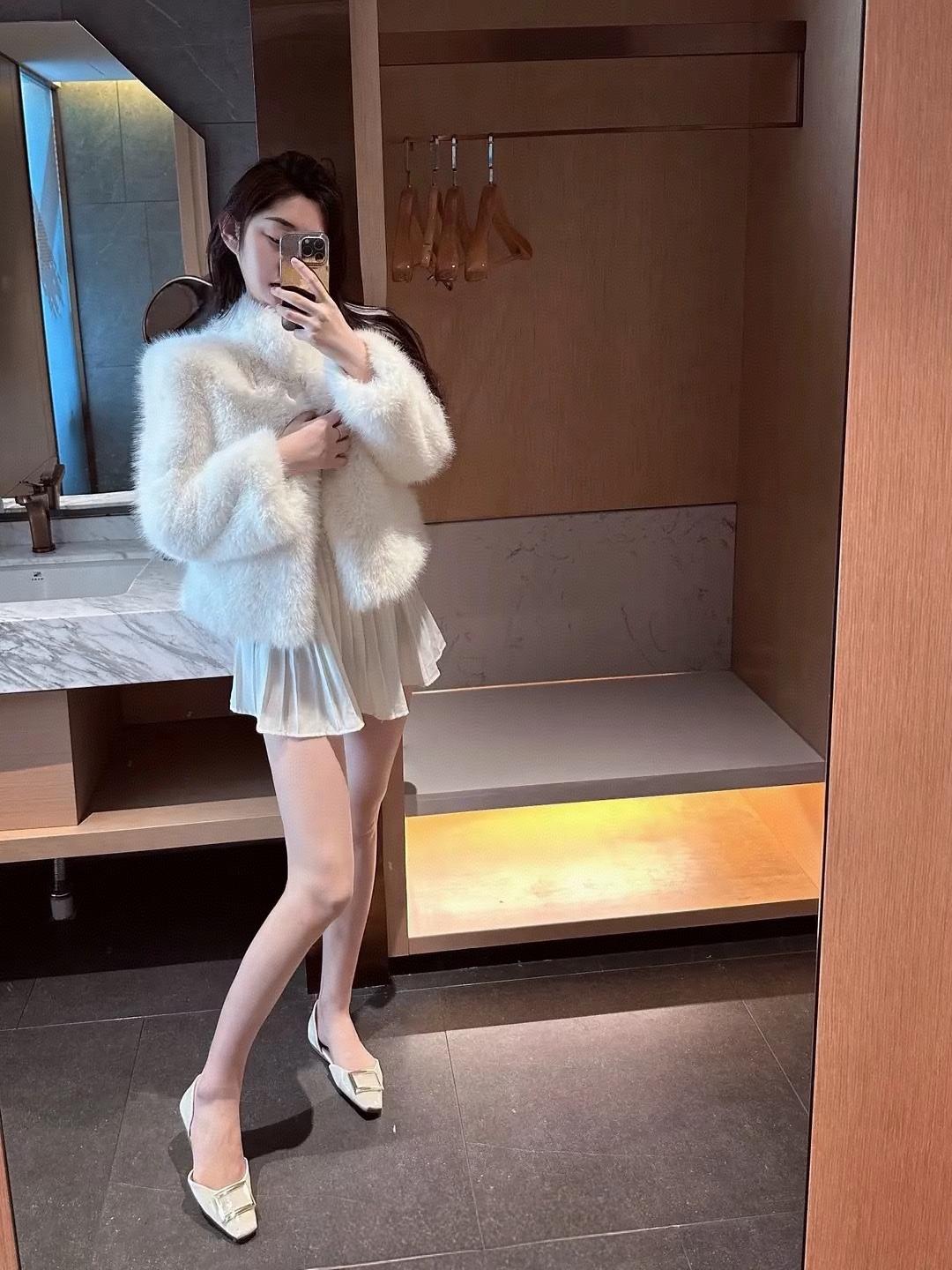 毛茸茸的白色外套搭配短裙，温暖又时尚！🌟👗👠