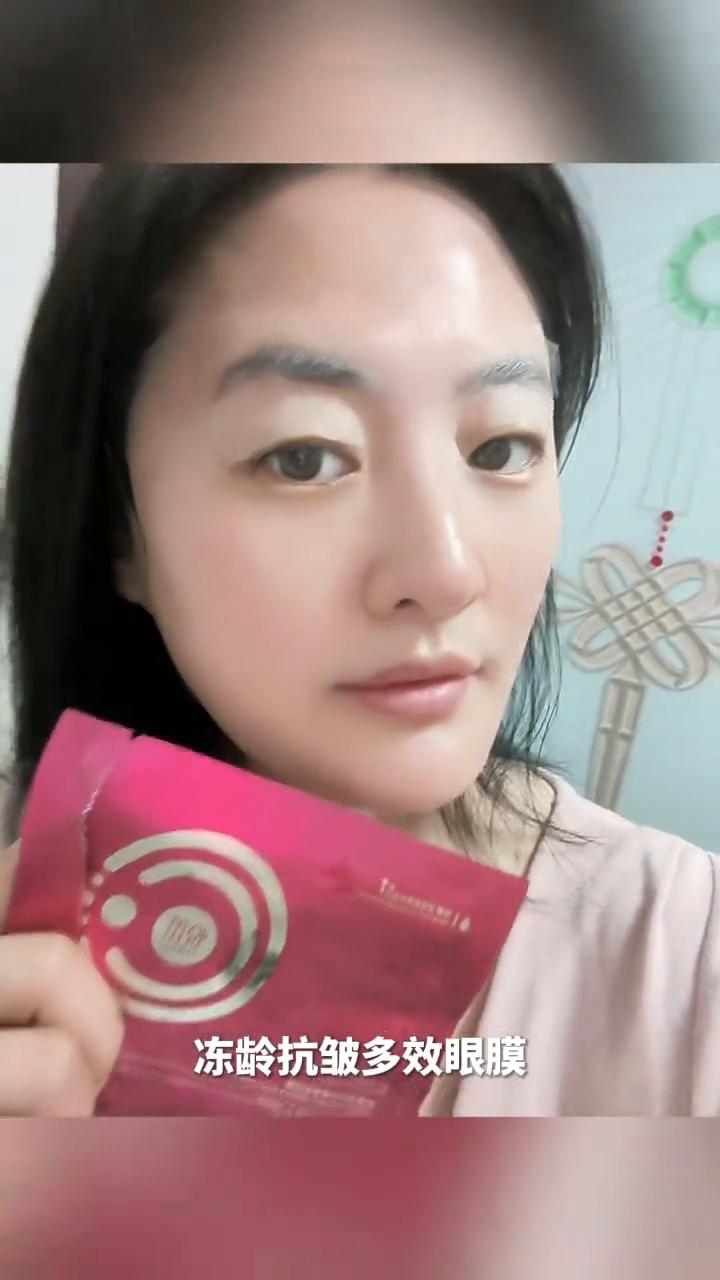 这款让女人害怕的男人也爱用的悦蕾冻龄抗皱多效眼膜又被称为悦蕾眼膜。如果你有眼角纹