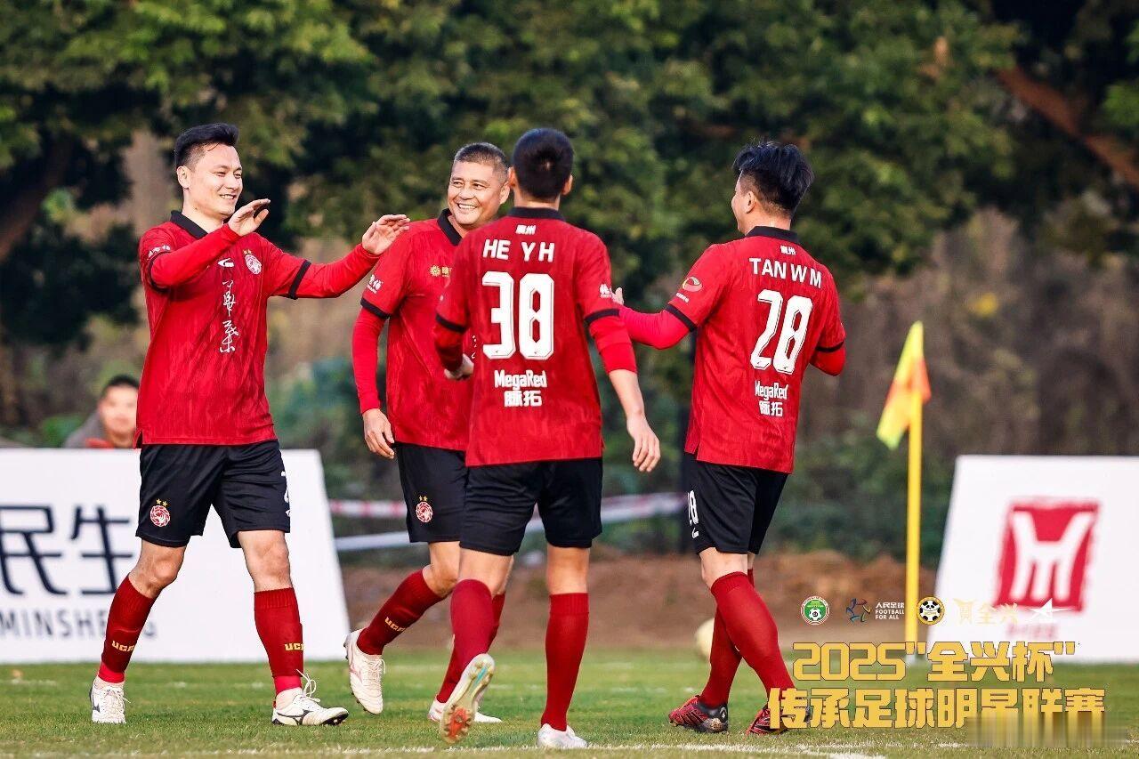 说郜林可以，真不是盖的，这不又进球了吗？还要连进三个戴帽，真是不得了！看来这个强