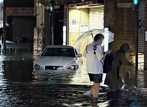 日本全国首场5级暴雨致千叶地区1.5万台汽车受损9月13日，距日本首场“5级大雨