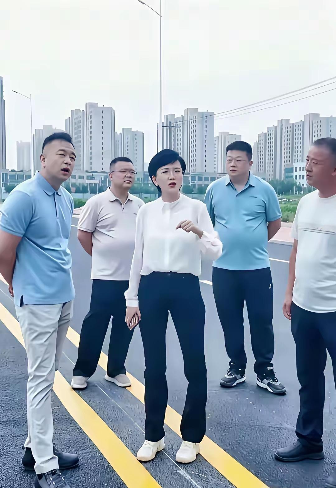 这是谁家的女领导啊，这么有魅力，男人们爱了吗