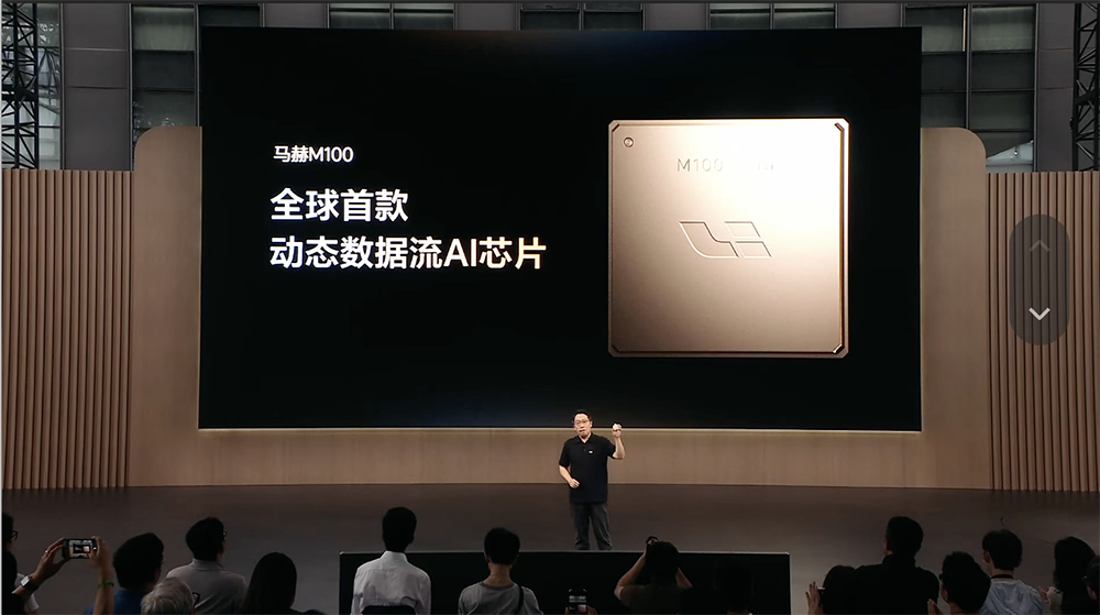 李想手握芯片，露出一副自信的笑容。（图一）理想马赫M100采用5nm车规级工艺，