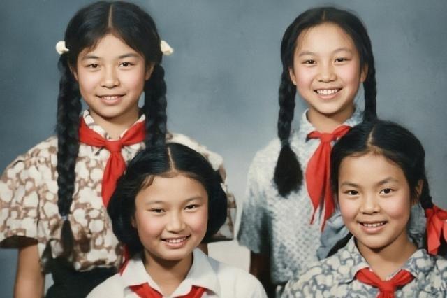 1952年，时任北京地质学院院长刘型的女儿刘松柏（前左）、时任地质部副部长何长工