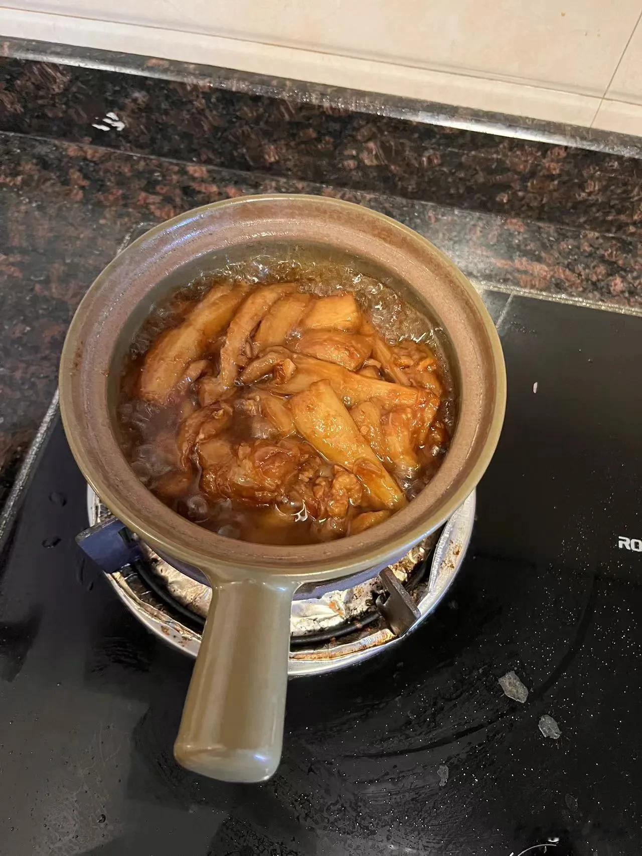 就好这口，有茄子煲我就能吃下两碗大米饭，真的是又香又辣又下饭，就是费油。你们喜欢