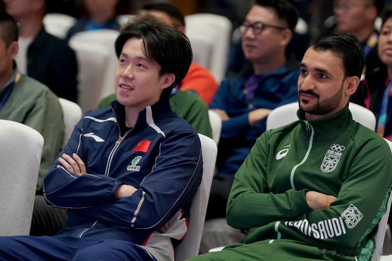 王楚钦和王曼昱两位亚洲杯的卫冕冠军参加抽签仪式。
海口亚洲杯果然有自己与众不同的