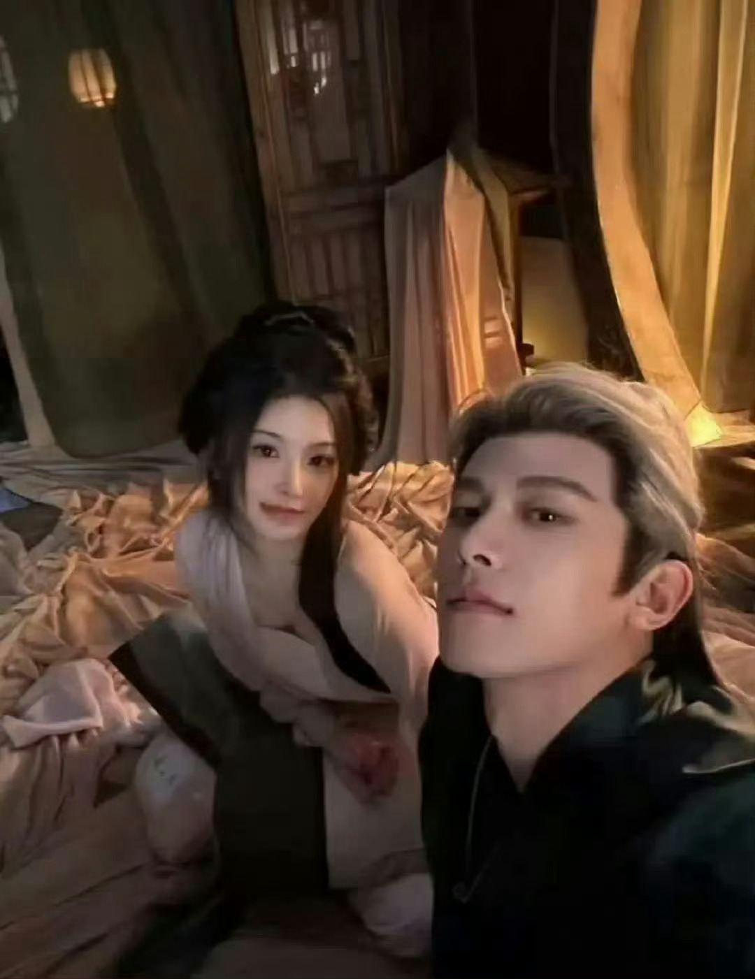 邓凯孔雪儿自拍邓凯躺在孔雪儿腿上自拍《逐玉》圆满收官啦！这张自拍也太甜太好嗑了互